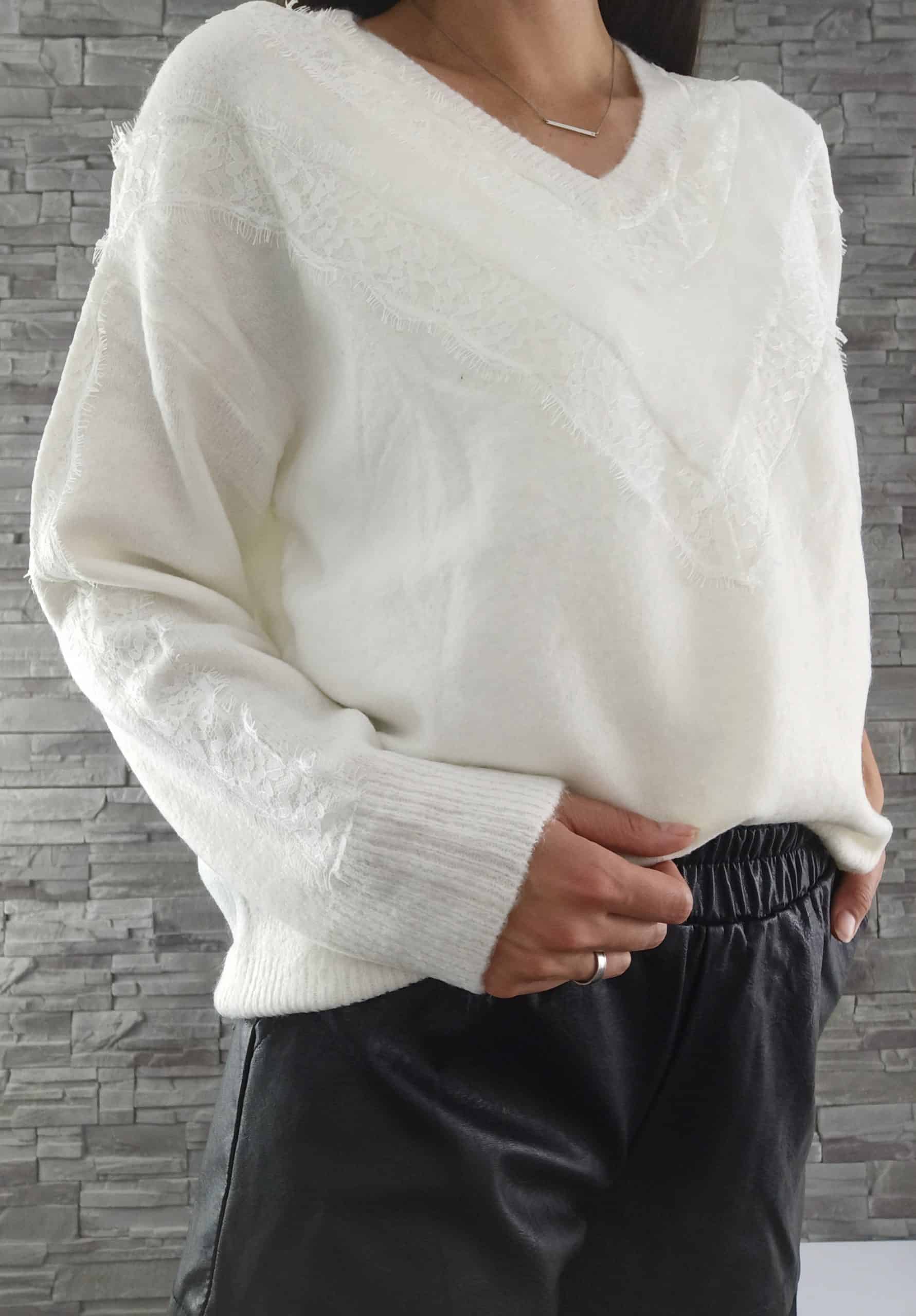 Vlnený sveter s čipkou
