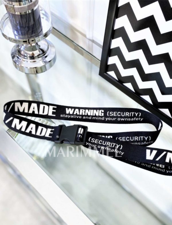 Štýlový čiernobiely opasok Security so zapínaním na plastovú sponu na klip.