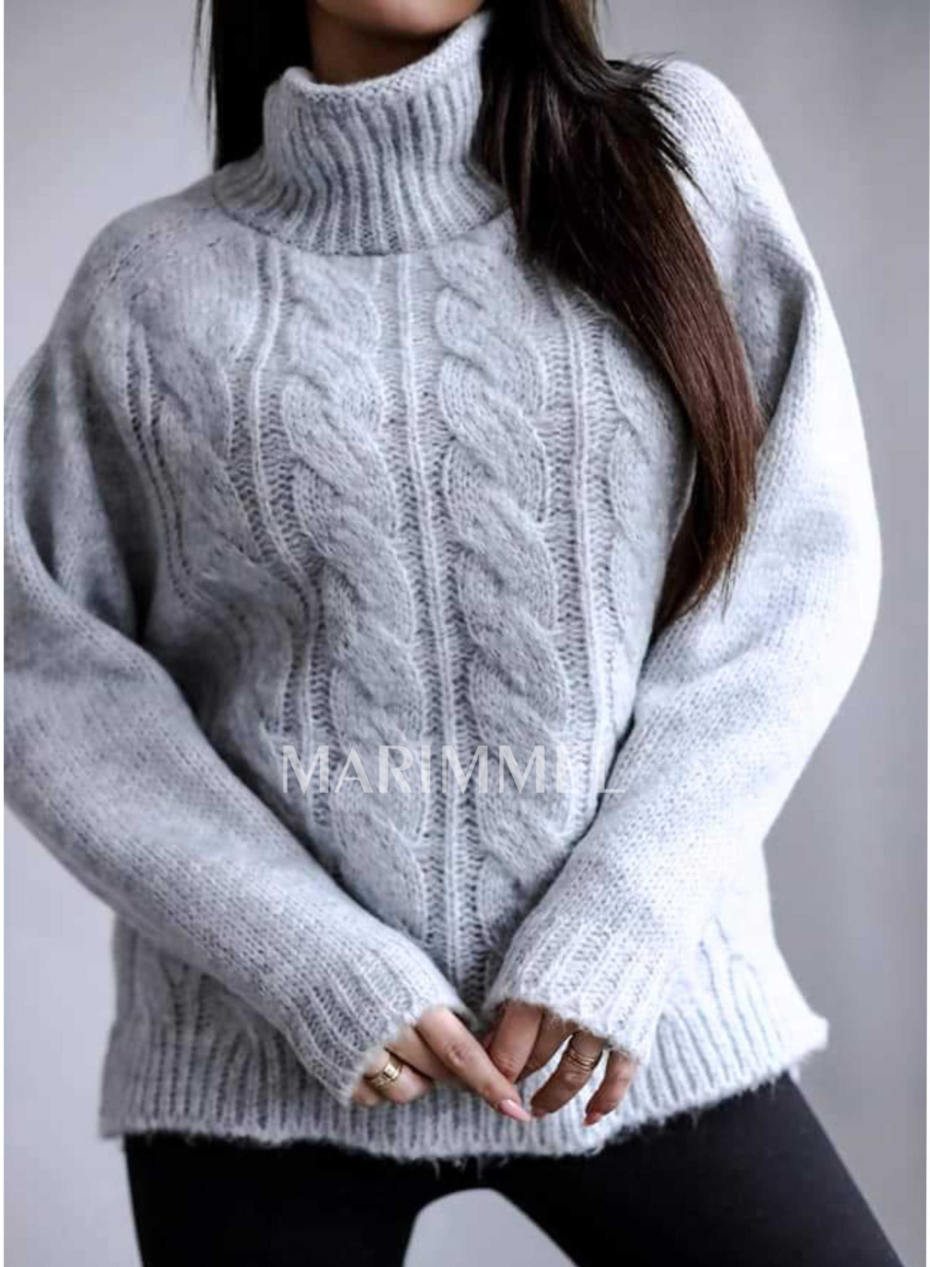 Vlnený sveter s polorolákom a vrkočovým vzorom.