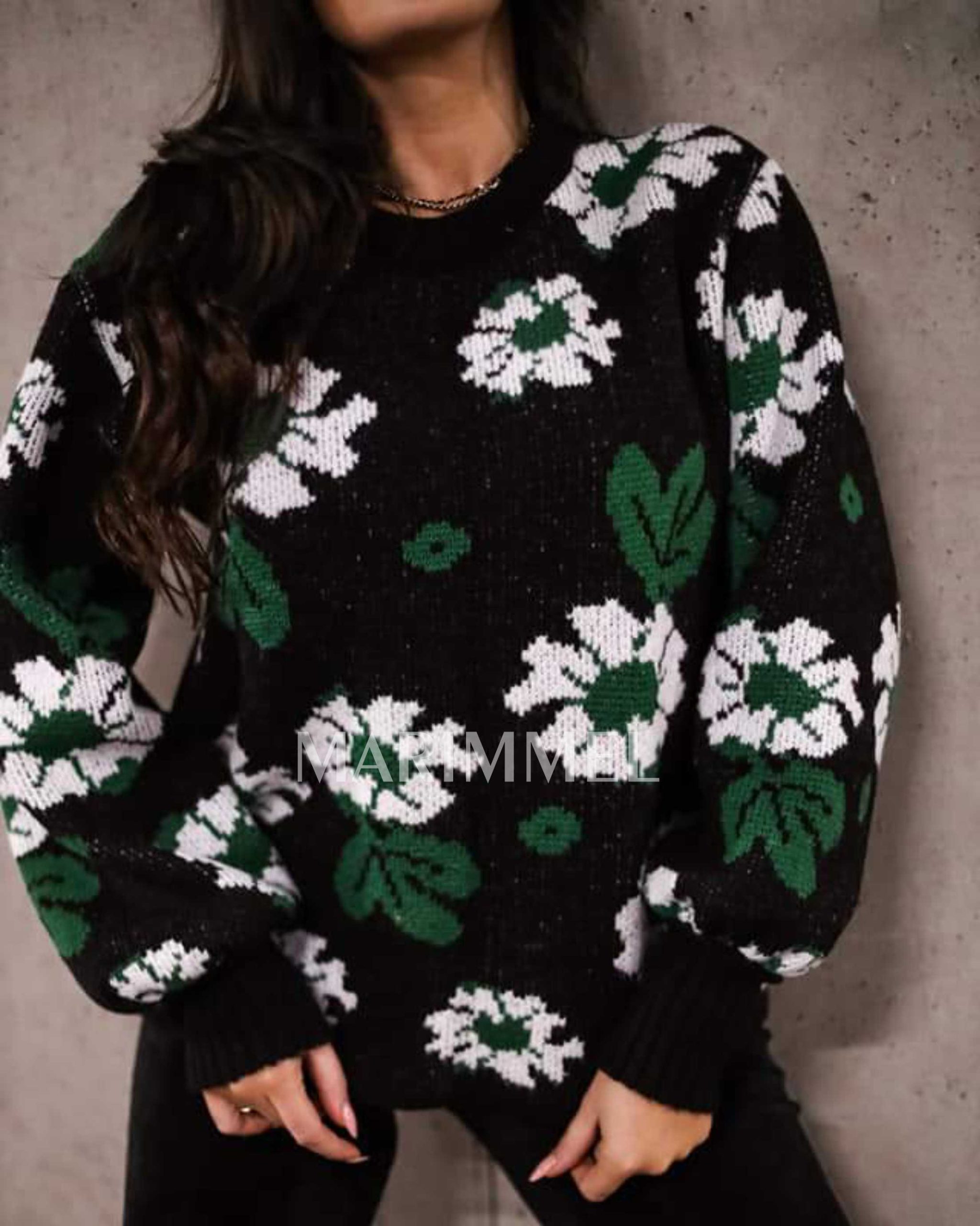 Vlnený sveter s kvetovaným vzorom.