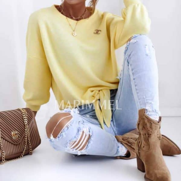 Žltý sveter s brošňou a zaväzovaním.