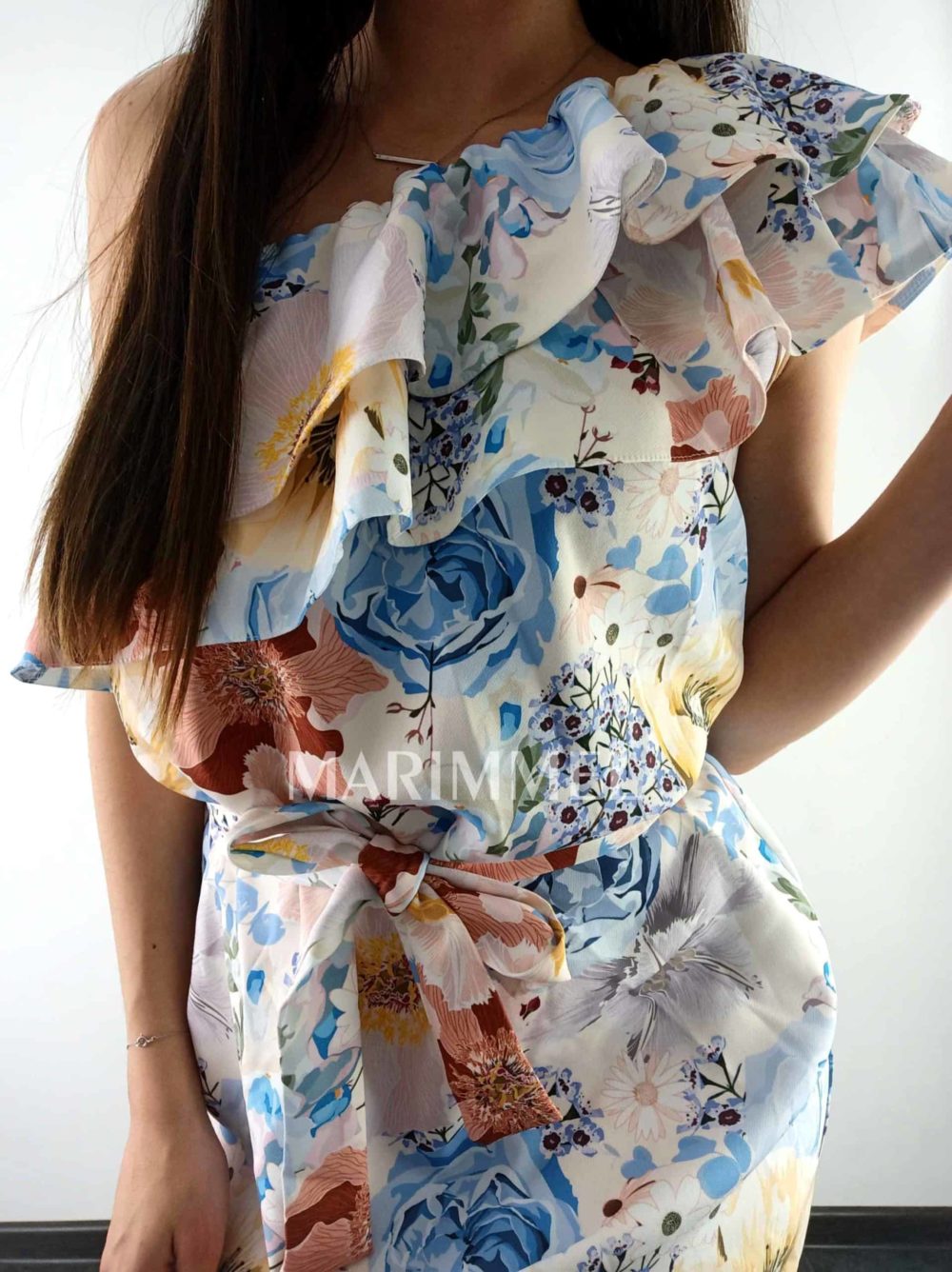 Kvetované šaty na jedno rameno