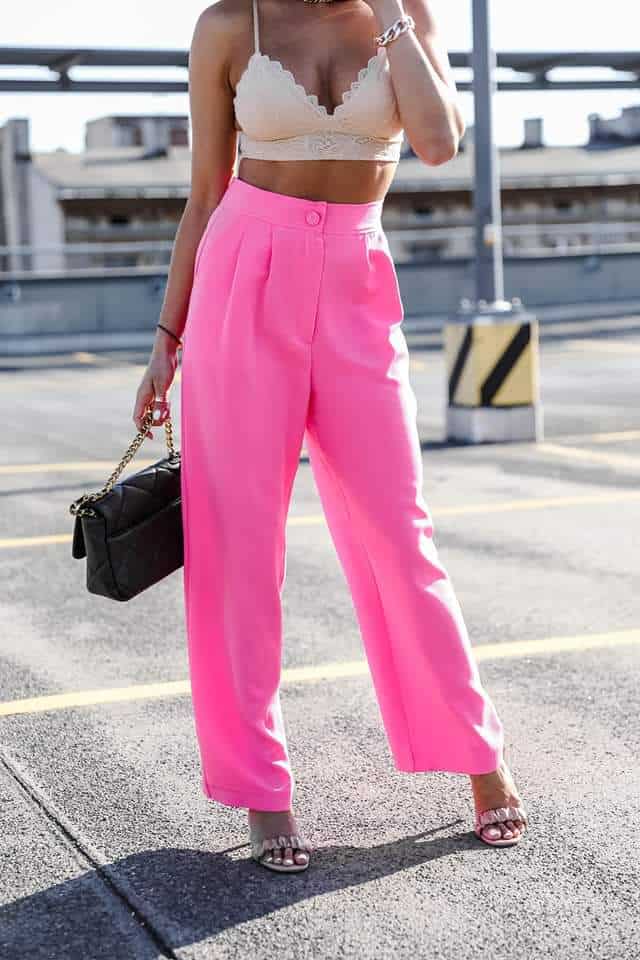 Ružové široké nohavice s vysokým pásom.